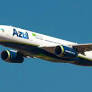 A Azul Linhas Aéreas suspenderá operações em 12 cidades a partir de março de 2025, devido a custos operacionais e ajustes na demanda. Confira as mudanças.