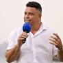 O Fenômeno quer comandar o futebol brasileiro: Ronaldo anuncia candidatura à presidência da CBF e promete mudanças significativas.