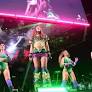 Artista subiu ao palco por volta das 18h30 deste sábado (18). Antes disso, ela recebeu a imprensa e rebateu críticas à escolha dos convidados d noite:...