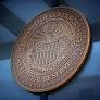 Nesta quinta-feira (29/1), o Federal Reserve (BC dos EUA) anunciou a manutenção dos juros básicos no intervalo de 4,25% a 4,5% ao ano.