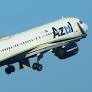 A Azul Linhas Aéreas encerrará operações em 12 municípios de oito estados a partir de 10 de março. Divulgação. Notas de dólar - Alexander Grey/Unsplash...