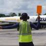 Empresa destaca desvalorização do real, aumento de custos e problemas judiciais como desafios enfrentados em 2024. Foto de arquivo de aeronave da Azul...