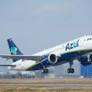 A empresa Azul, maior companhia aérea em número de voos e destinos atendidos no Brasil, iniciou as vendas de 10 voos extras para o Carnaval 2025 em...