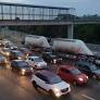 Moradores do bairro Sarandi, localizado na zona Norte de Porto Alegre, bloquearam duas faixas da BR 290, a freeway, no sentido Capital-Litoral No fim tarde...