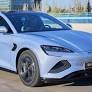 Os carros elétricos estão cada vez mais presentes no Brasil, mas o alto custo ainda é um dos principais obstáculos para sua popularização. Veja!
