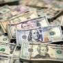 Na segunda-feira, o dólar à vista fechou em leve baixa de 0,09%, a 5,9128 reais.