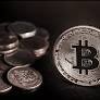 Criptomoedas menores caíram ainda mais, com o XRP recuando até 14% e solana com perdas de 11%