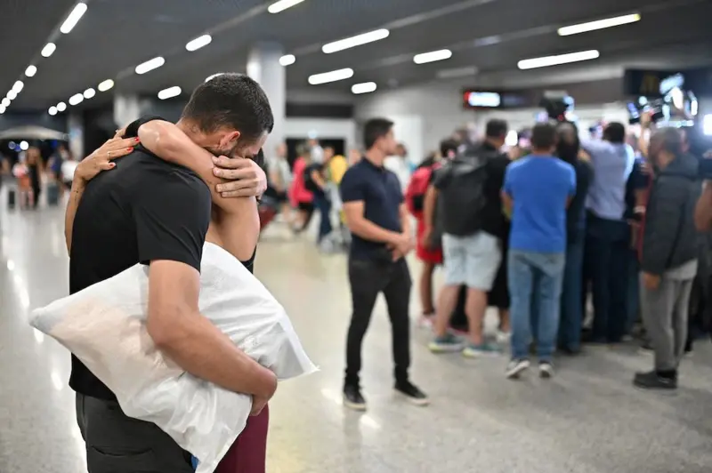 'Inaceitável' e 'desrespeito aos direitos fundamentais': o que disse Brasil sobre algemados em voo de deportação dos EUA