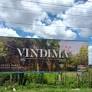 Outdoors e painéis digitais convidam turistas a aproveitar a temporada de colheita da uva e se conectar com a tradição da vitivinicultura.