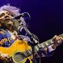 Chico César comemora 30 anos de carreira em show no Circo Voador. Saiba mais sobre o cantor e sua parceria com Geraldo Azevedo na New Mag.