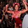 Apresentadora brilha em vestido de látex vibrante, divide-se entre São Paulo e Rio de Janeiro como rainha de bateria e celebra a folia ao lado do marido,...