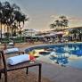 Resort urbano oferece programação com dezenas de atividades para toda a família, com recreação ao ar livre para adultos e crianças.