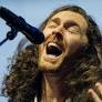 Hozier anunciou nesta segunda-feira, 27, dois shows no Brasil com a turnê Unreal Unearth Tour, que contará com a convidada Gigi Perez.