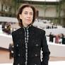 Atriz posou para fotógrafos no desfile de Alta-Costura da Chanel, nesta terça-feira (28), em Paris.