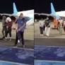Vídeos compartilhados nas redes sociais mostram o momento em que os brasileiros que foram deportados dos Estados Unidos chegaram a Manaus (AM) algemados na...