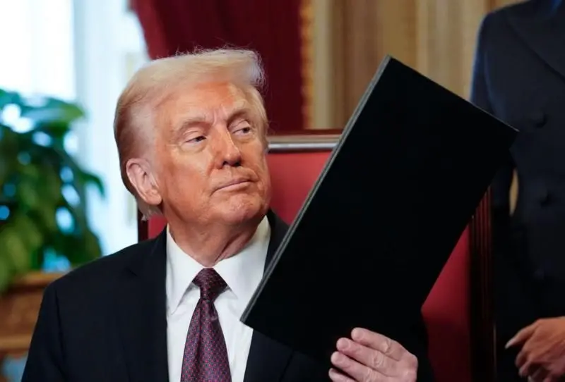 Trump anuncia sanções contra Colômbia por recusa em aceitar aviões militares com deportados