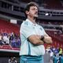 O Cruzeiro anunciou na manhã desta segunda-feira (27) a demissão do técnico Fernando Diniz. A decisão vem logo após mais um jogo sem vitória do treinador.