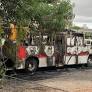 Porto Alegre: ônibus pega fogo no pátio da empresa. O incêndio poderia ter sido pior, pois normalmente há mais ônibus no local.