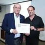 O presidente do COMTUR, César Augusto de Araújo (à direita), realizou a entrega de um certificado de agradecimento ao presidente-executivo da Fundação 25 de...