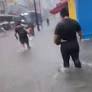 A forte chuva da tarde desta quinta-feira (16) causa diversos alagamentos em Porto Alegre. No Centro Histórico, a água invadiu o comércio.