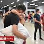 88 cidadãos brasileiros foram deportados dos Estados Unidos, e alguns estavam algemados em avião que chegou em Manaus.