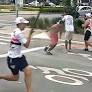 Briga ocorre horas antes do clássico no MorumBis; imagens mostram torcedores armados com bastões.