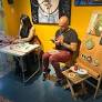 Participam artistas e designers com produtos autorais. Na trilha sonora, DJ Mono.