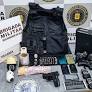 Além dos entorpecentes, os policiais encontraram material utilizado para a venda dos tóxicos e dinheiro em espécie.