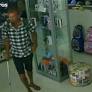 Um homem de meia idade, usando uma bengala está aterrorizando comerciantes no bairro Ingleses, Norte da Ilha em Florianópolis (veja vídeo mais abaixo).