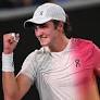 João Fonseca, jovem promessa do tênis brasileiro, estreia com vitória histórica no Aberto da Austrália ao superar Andrey Rublev por 3 sets a 0.