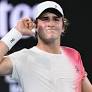 Com apenas 18 anos, o tenista João Fonseca fez história na manhã desta terça-feira (14). O jovem brasileiro venceu na estreia do Australian Open, o Aberto...
