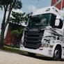 Um caminhão Scania 460 R Super foi eleito pela Brilhante Transportes como símbolo de mudança da companhia, que passa pelo processo de sucessão.