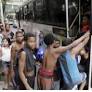 O movimento foi bem articulado e na surdina. O Grande Recife amanheceu quase sem onibus nas ruas. Os rodoviários de diversas empresas de ônibus que atuam na...