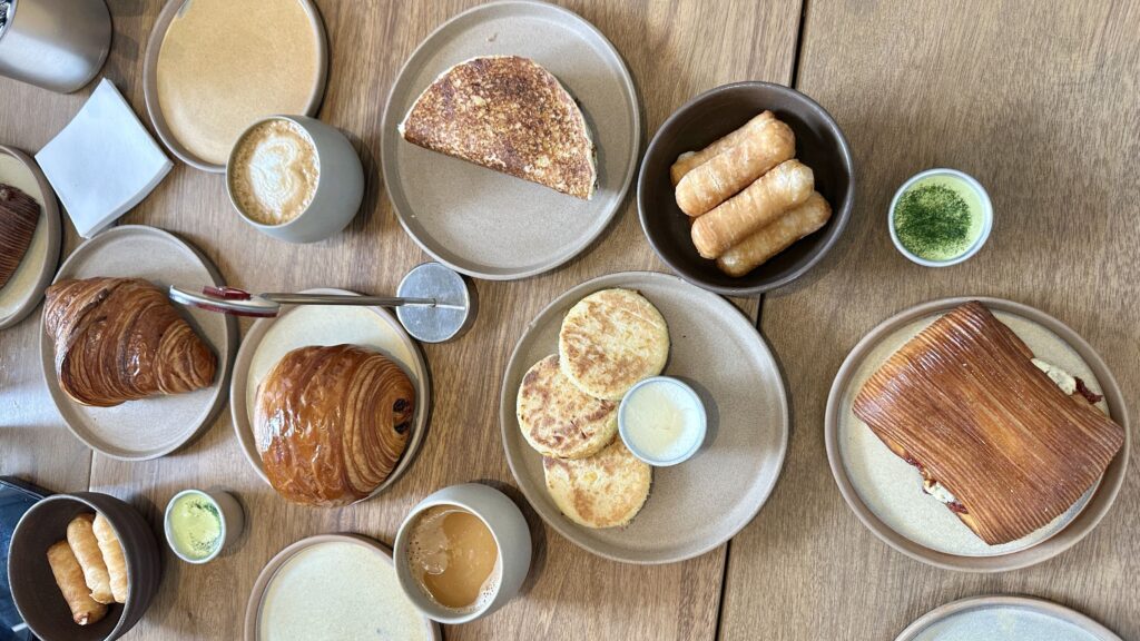 Demo Café, em Lima, é endereço certeiro para amantes de brunch e cafés da manhã caprichados • Tina Bini