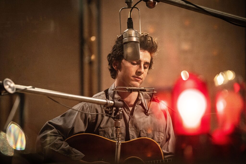 "Um Completo Desconhecido" é uma cinebiografia de Bob Dylan • Divulgação/Searchlight Pictures