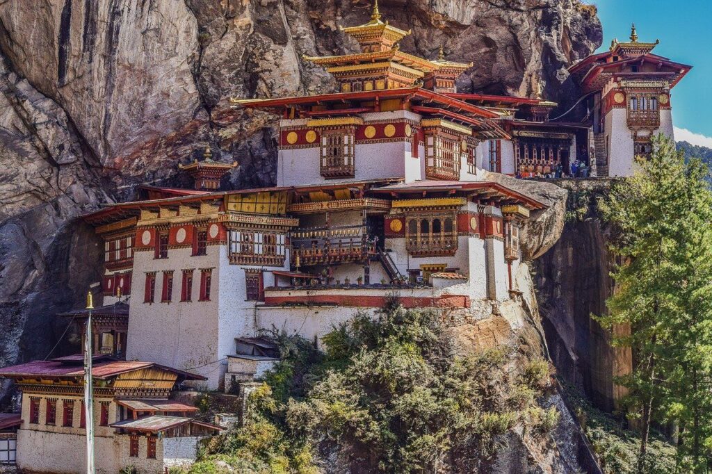 Mosteiro de Taktsang, o “Ninho do Tigre”, construído em 1692 na boca de uma caverna a mais de 3 mil metros de altitude • Pixabay