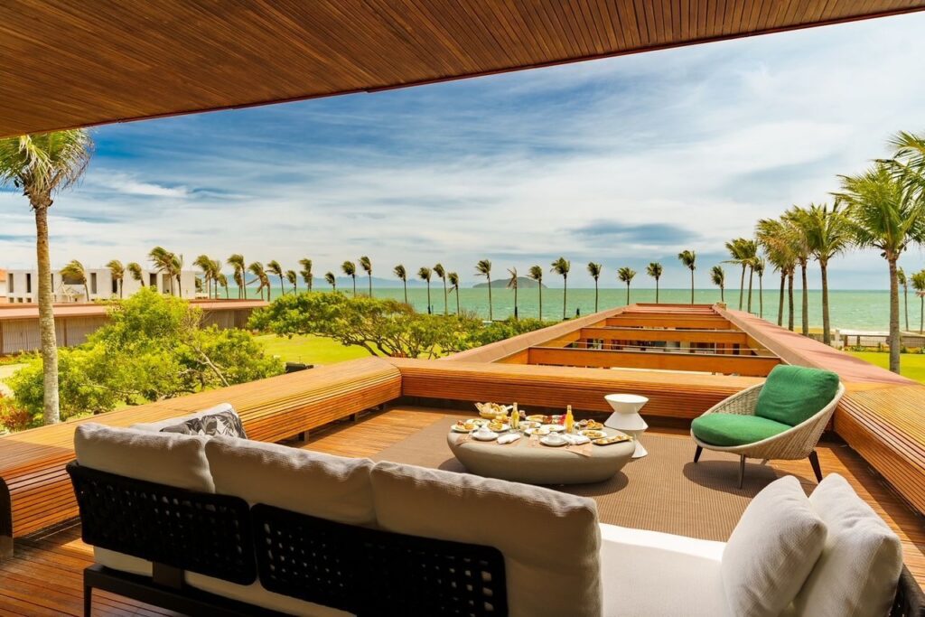 Deque com vista para o mar do A Concept Hotel & Spa, na Praia de Manguinhos, em Búzios • Divulgação/A Concept Hotel & Spa