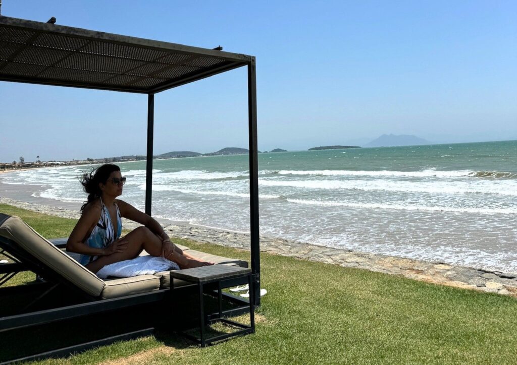 Daniela Filomeno curte brisa em sofá à beira-mar no A Concept Hotel & Spa • CNN Viagem & Gastronomia