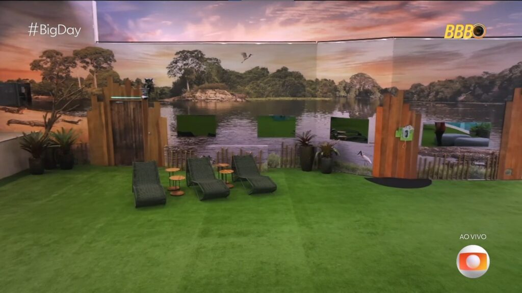 Na área externa da nova casa do BBB25 tem cadeiras de descanso perto do Big Fone • Reprodução/TV Globo