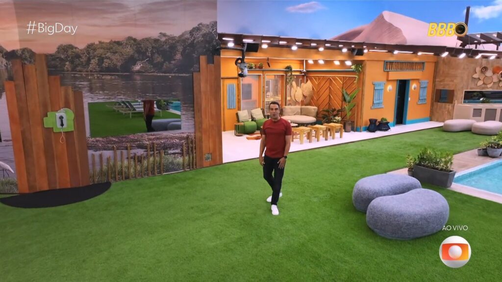 Na área externa da nova casa do BBB25 tem cadeiras de descanso perto do Big Fone • Reprodução/TV Globo