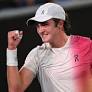 Tenista brasileiro, João Fonseca, avançou à 2ª rodada do Grand Slam ao vencer o russo Andrey Rublev; veja mais.