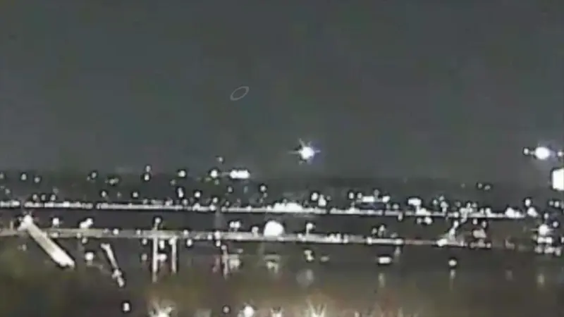 Veja: o momento da colisão entre avião e helicóptero militar em Washington