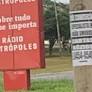 O Metrópoles Digital agora usa irregularmente o fundo dos painéis de LED que espalhou pela cidade para fazer propaganda da rádio e do site do grupo.