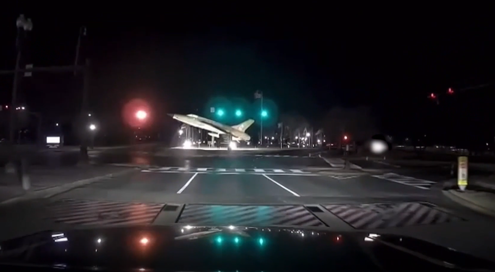 Veja vídeos que mostram de diferentes ângulos a colisão entre avião e helicóptero nos EUA