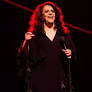 Carlos Barros canta sucessos de Gal Costa no Teatro SESC Casa do Comércio, em Salvador.