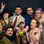 Dois atores de Cachoeirinha, os irmãos Paula Cardoso (à esquerda na foto) e Gustavo Cardoso (de terno azul escuro), estão no elenco da peça teatral “Nós!