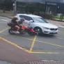 Câmera de segurança registrou o acidente. Carro foi atingido pela moto após furar a preferencial. Caso aconteceu neste sábado (18).