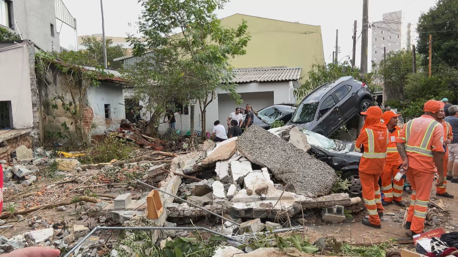 Destruição após chuvas em São Paulo; repórter da CNN mostra situação