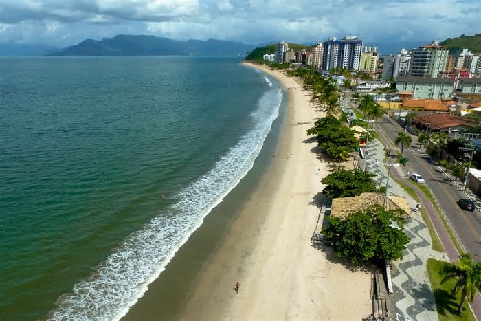 Praia Martim de Sá é a segunda mais avaliada do Brasil no Google Maps