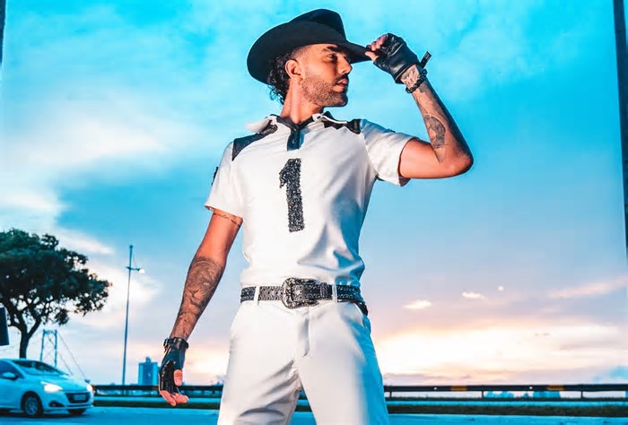 Luan Pereira vira jogador de polo em look temático para Ensaios da Anitta; fotos